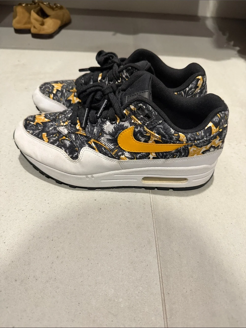 Nike sneakers bold